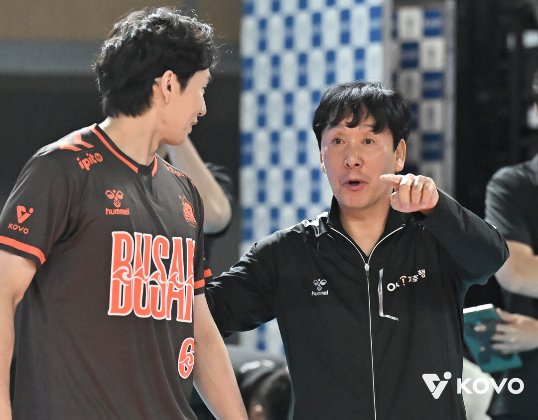 OK저축은행 이민규와 신영철 감독(오른쪽)./KOVO