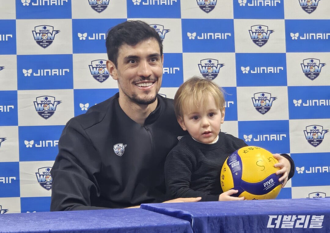 우리카드 아라우조와 아들 벤토./장충=심혜진 기자