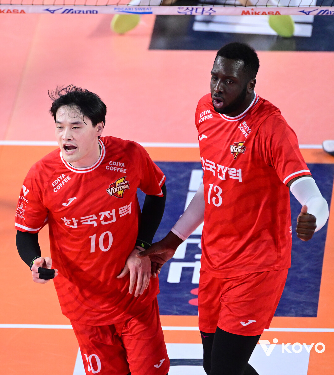 한국전력 김정호와 베논./KOVO