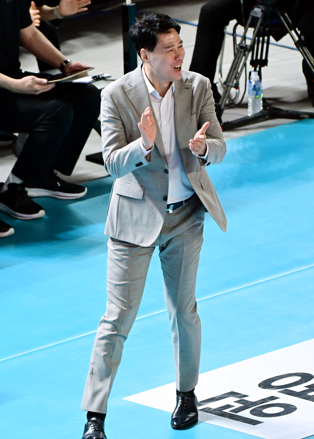 박수치며 활짝 웃는 강성형 감독 '좋았어'