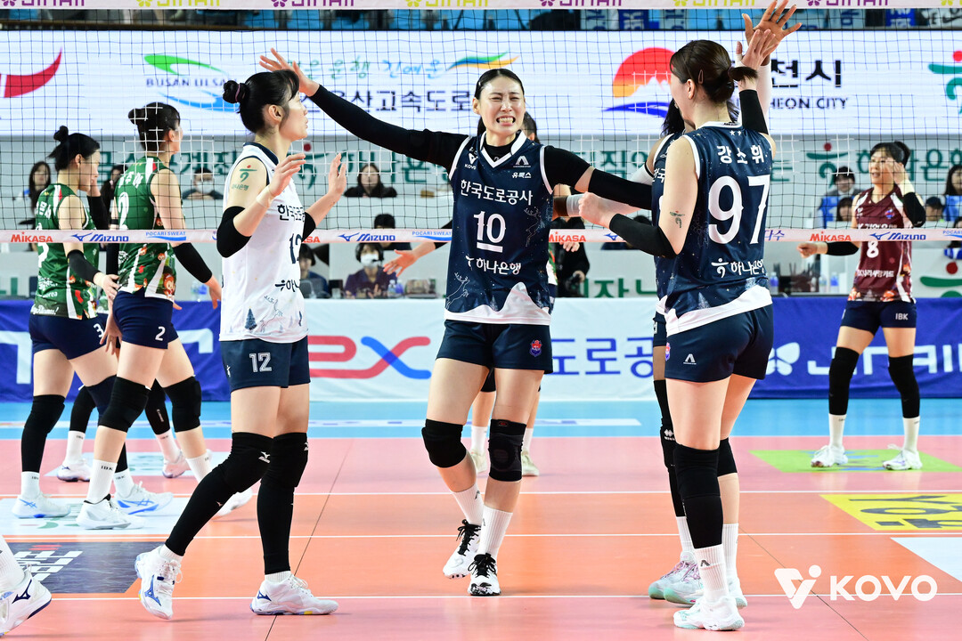 한국도로공사 배유나(가운데)./KOVO