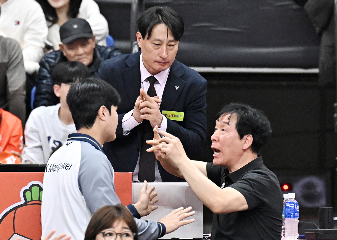 심판에 항의하는 신영철 감독