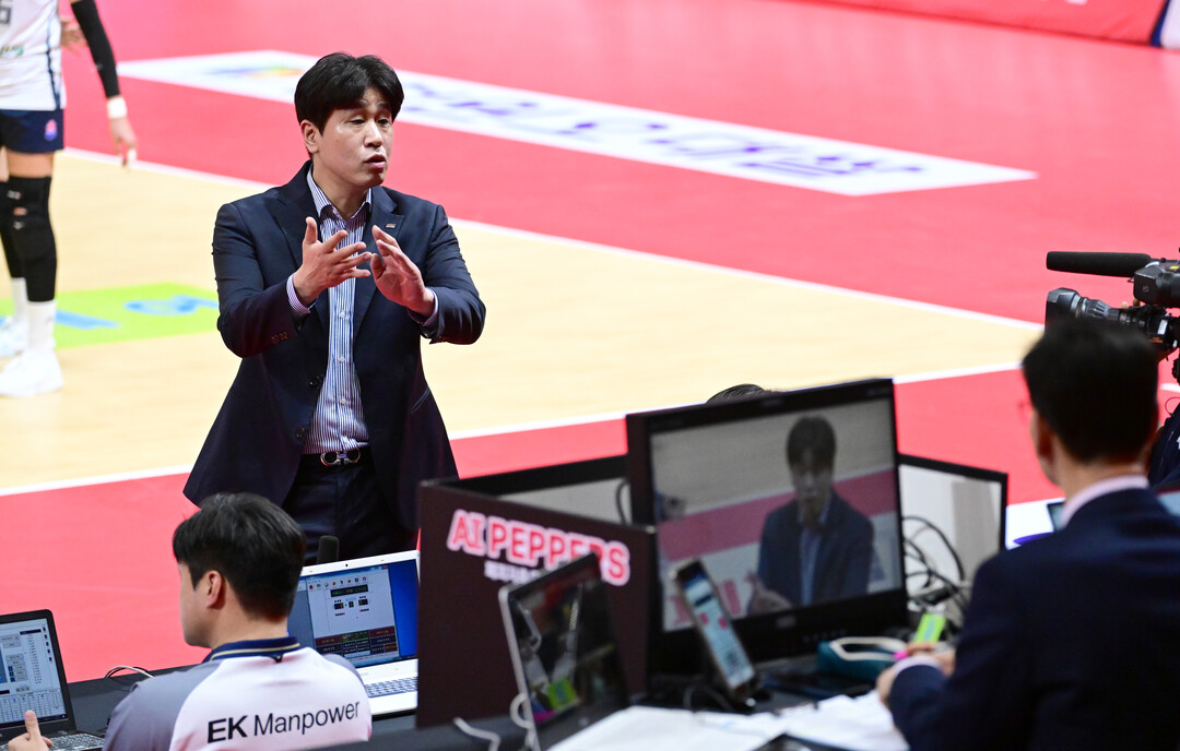 김종민 감독 '아니, 왜 이걸 못봐요'