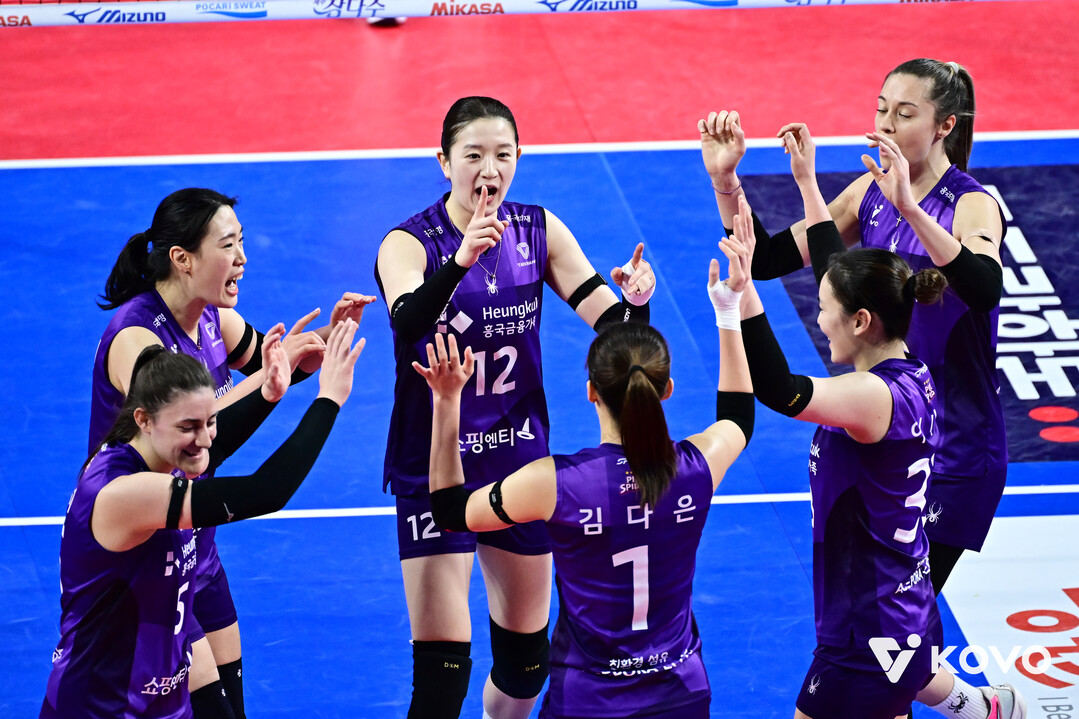 '4세트 외인 제외 초강수' 흥국생명 풀세트 접전 끝 4연승 질주, 김다은 18점 활약... IBK 6연승 실패