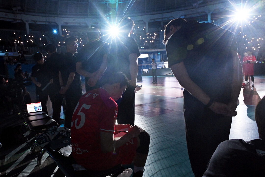 경기 전 메모하는 신영석 '써머니 노트 작성중'