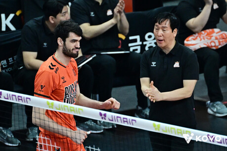 "오늘처럼 해주길, 부산 열기 기대 이상" 신영철 감독, 디미트로프-송희채 활약+홈 10승 '절대 강세'에 미소