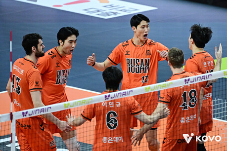 만원 관중 앞에서 압도적인 퍼포먼스! OK저축은행, 삼성화재 꺾고 시즌 14승 + 4위 점프