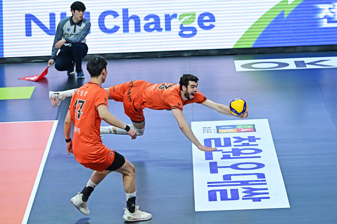 디미트로프 '수비까지 완벽, 디그 성공'