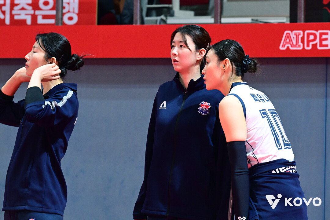 강소휘 허리 삐끗...페퍼에 발목 잡힌 한국도로공사, “이렇게 떨어지는 경기는 처음이다”