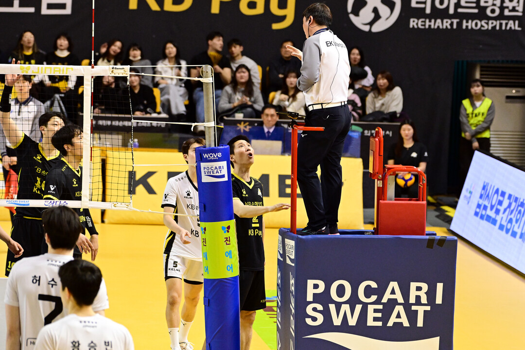 KB손해보험 ‘캐치볼’, 항의로 코치 세트 퇴장까지