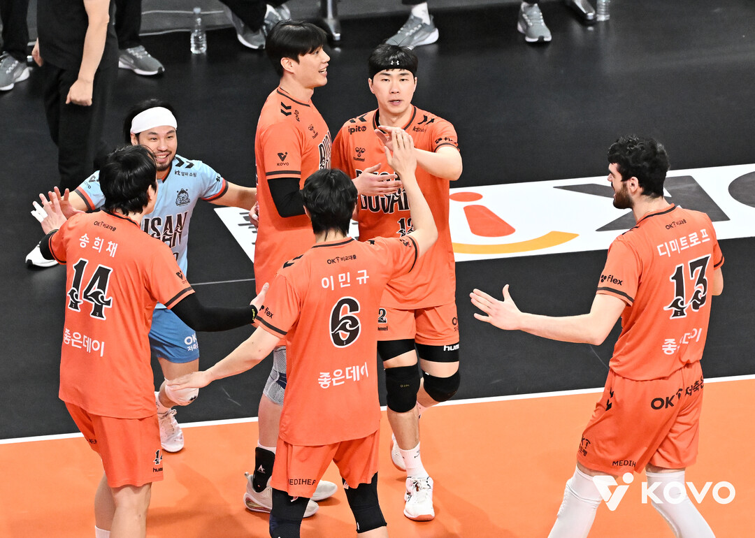 '여기는 부산입니다' OK저축은행 3-1 역전승→3위 도약... 한국전력 뼈아픈 2연패