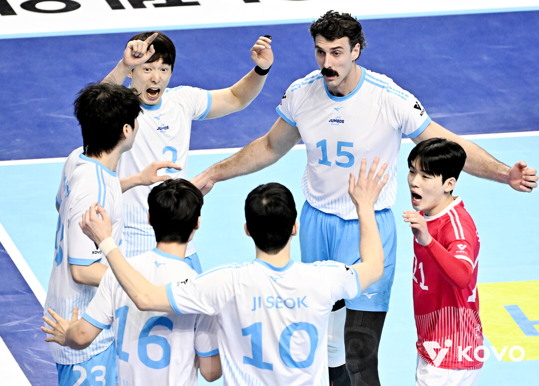 서브와 블로킹으로 끝냈다...완전체로 나선 대한항공, 현대캐피탈 3-0 완파 '선두 복귀 성공'