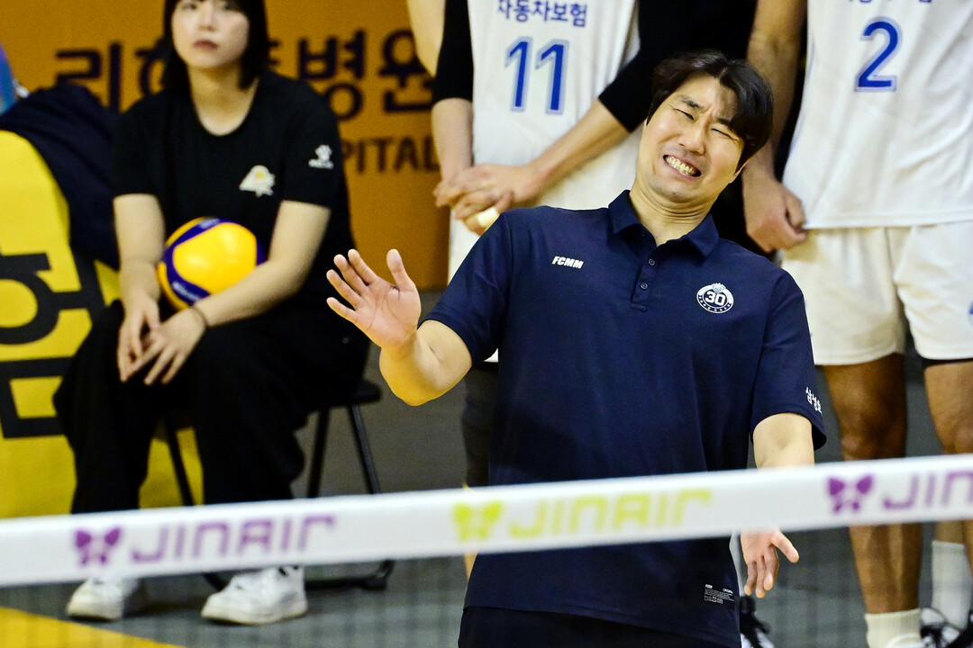 안까타운 표정의 고준용 감독대행 '10연패는 안되는데'