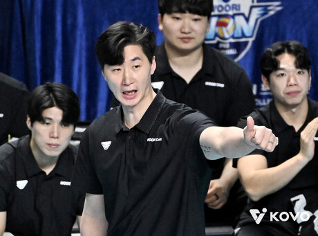 회장님 앞에서 '5연승+5위 등극', 박철우 대행의 미소 “부담은 나 혼자 느끼려...선수들 위해서는 광대나 악당도 괜찮아"