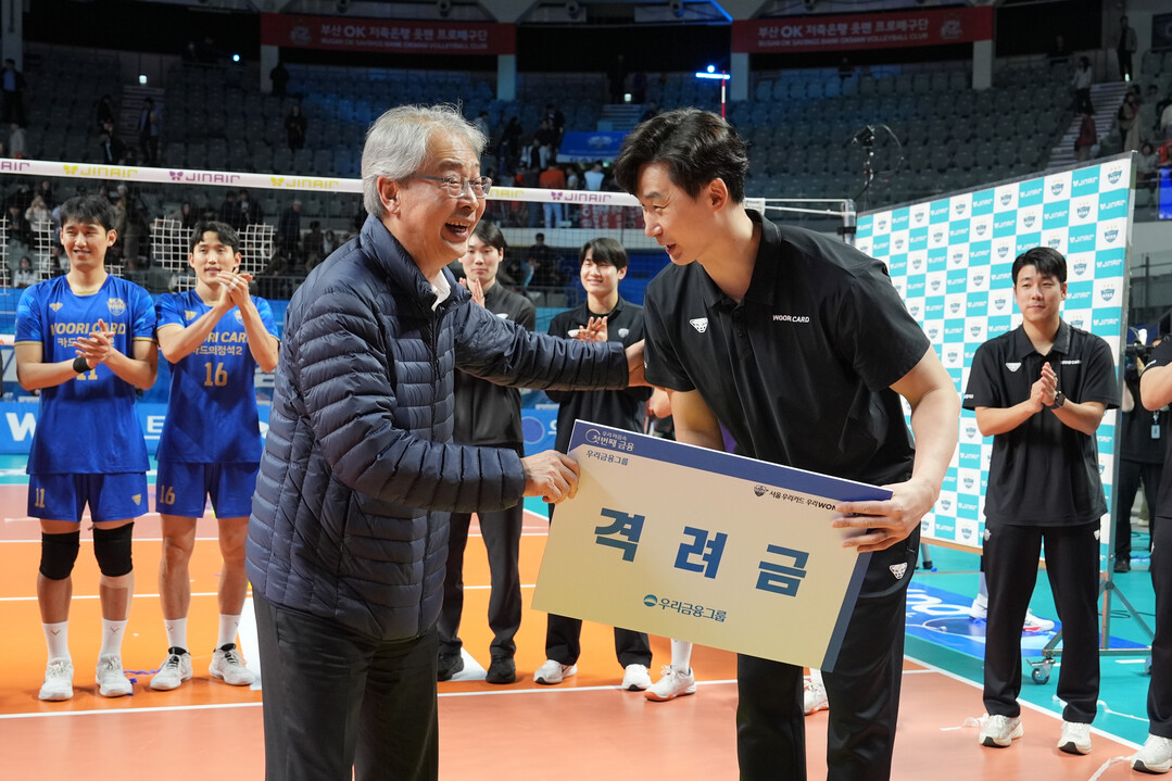  우리금융그룹 임종룡 회장과 우리카드 박철우 감독 대행/KOVO