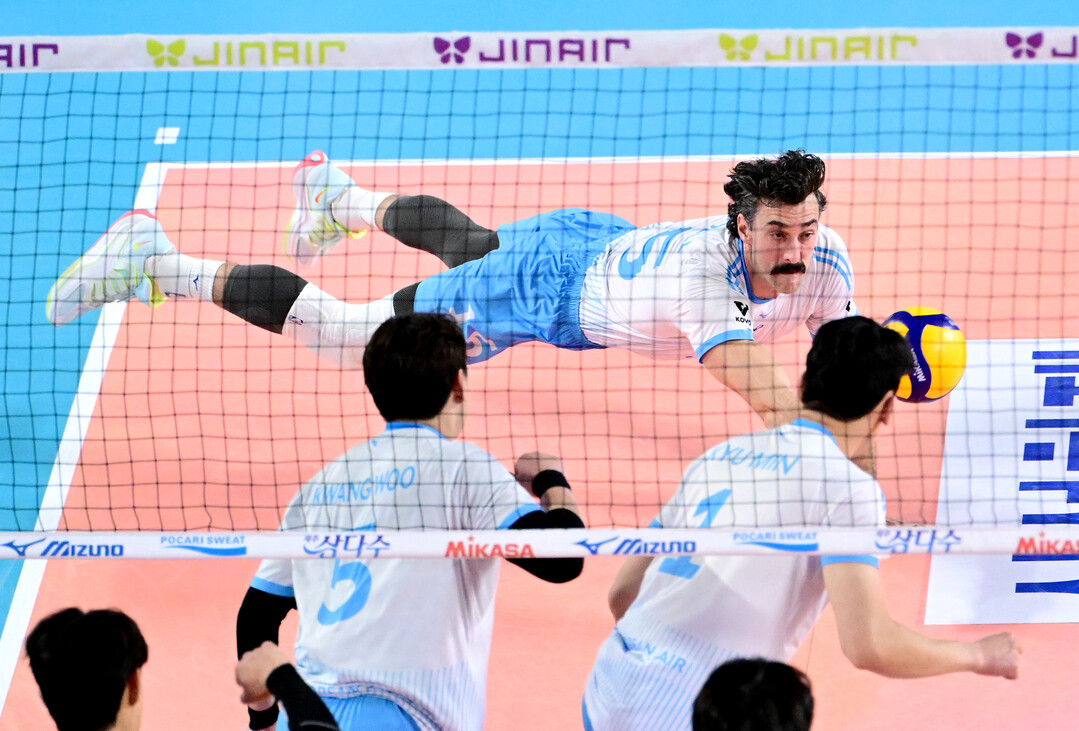 러셀 '이러니 1위지, 외국인 공격수가 디그까지'