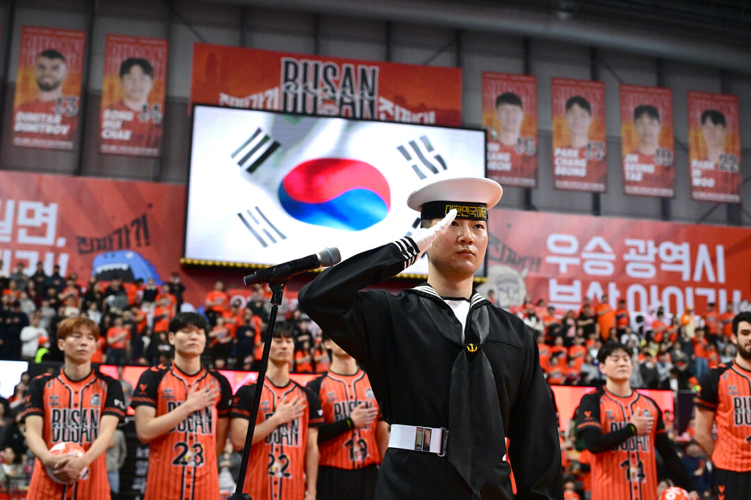 배구장에 등장한 해군 'OK저축은행, 삼일절 이벤트'