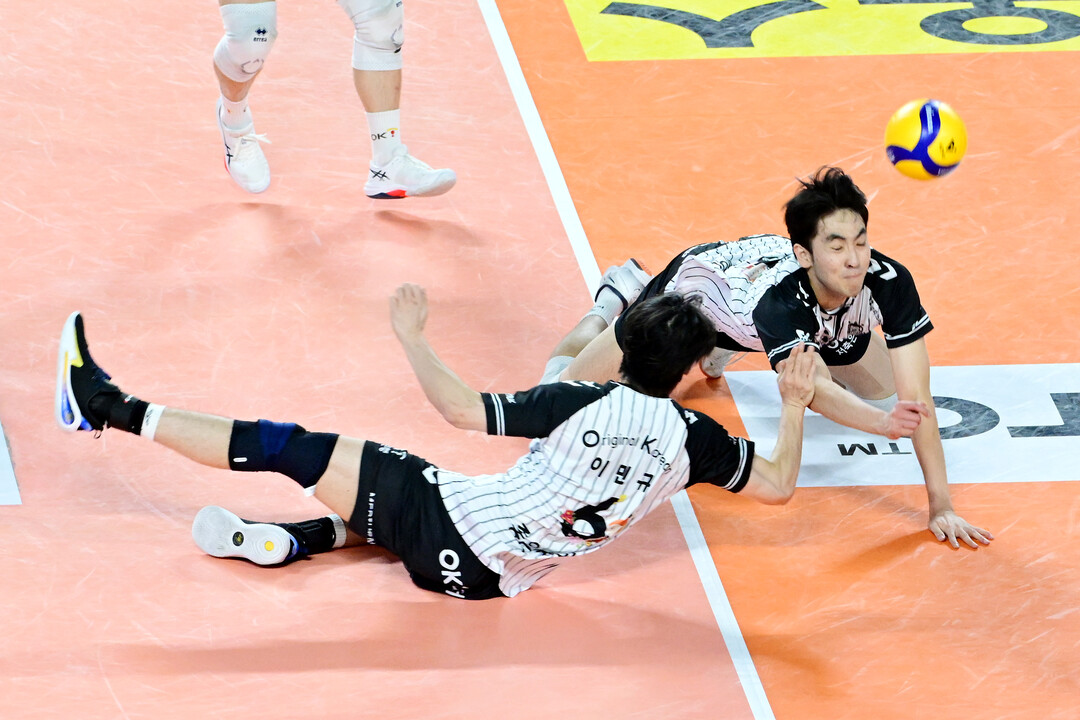 4연패 탈출을 위해 몸 날리는 이민규와 차지환