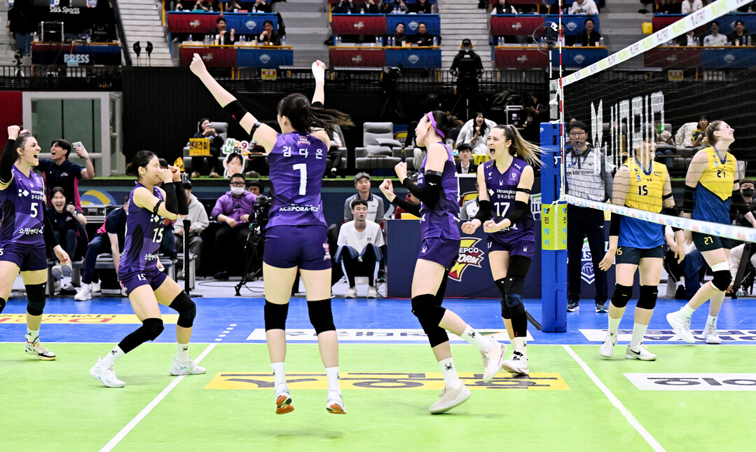 흥국생명, '완벽한 스윕 역전승!'