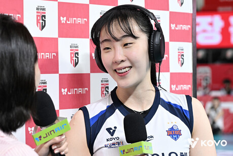 "선발이면 무조건 달성하고 싶었어" OH로는 최초, 수비 10,000개 '대기록...봄배구 희망 살린 '베테랑' 황민경의 각오