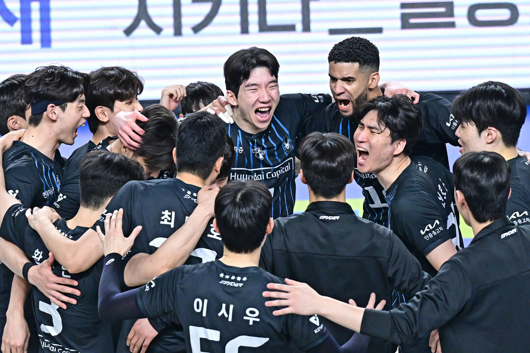 현대캐피탈 '짜릿한 리버스 스윕'