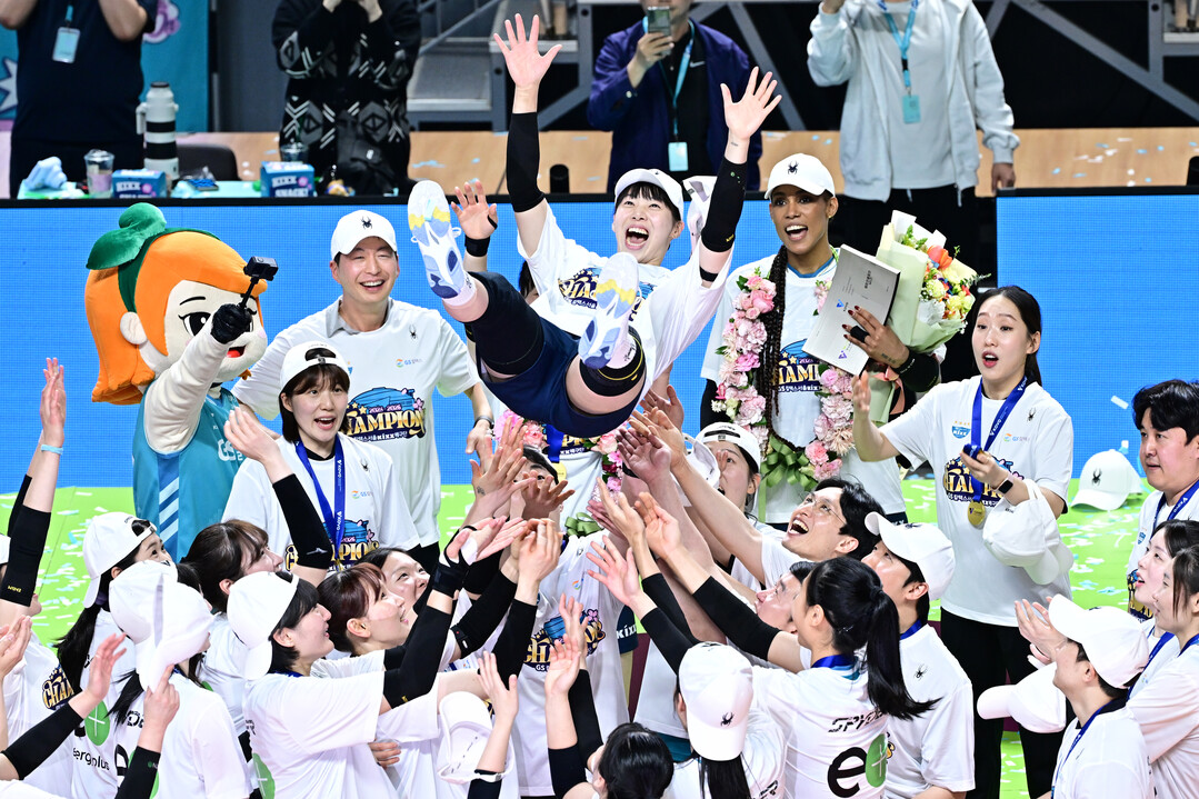 GS칼텍스 '봄 배구 6연승, 무패 우승 신화'