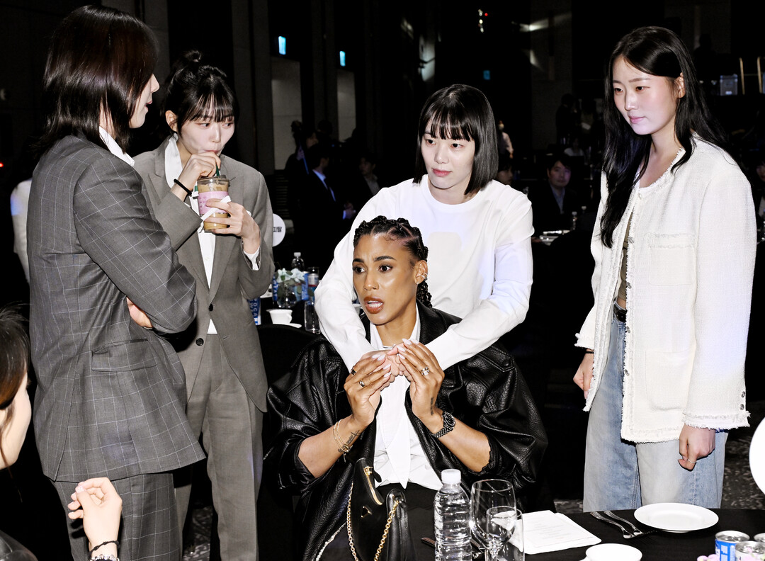 ▲ GS칼텍스 실바가 동료선수들과 즐거운 시간을 갖고 있다