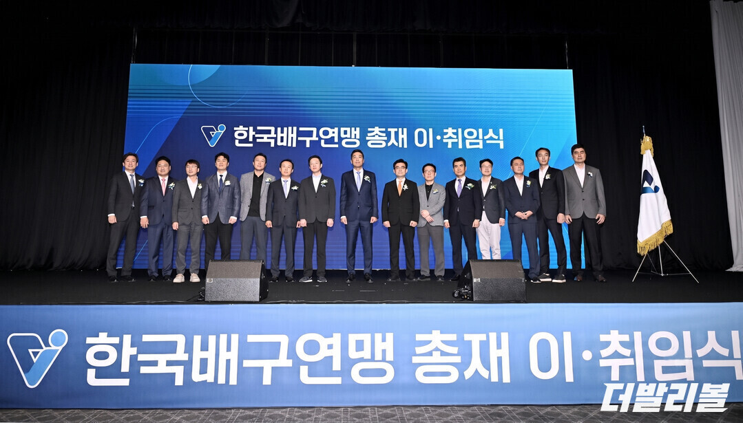 이호진 한국배구연맹 신임 총재가 3일 그랜드하얏트서울에서 한국배구연맹 총재 이&middot;취임식에서 V-리그 구단 단장들과 기념 촬영을 하고 있다./그랜드하얏트서울 송일섭 기자