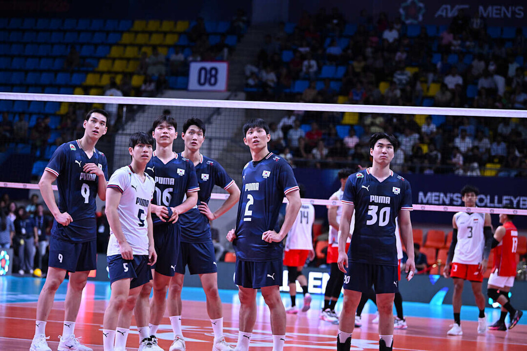 한국 남자배구 대표팀이 21일 인도에서 열린 2026 아시아배구연맹(AVC)컵 조별리그 2차전인 인도네시아 경기 도중 비디오 챌린지 상황을 지켜보고 있다./AVC 제공