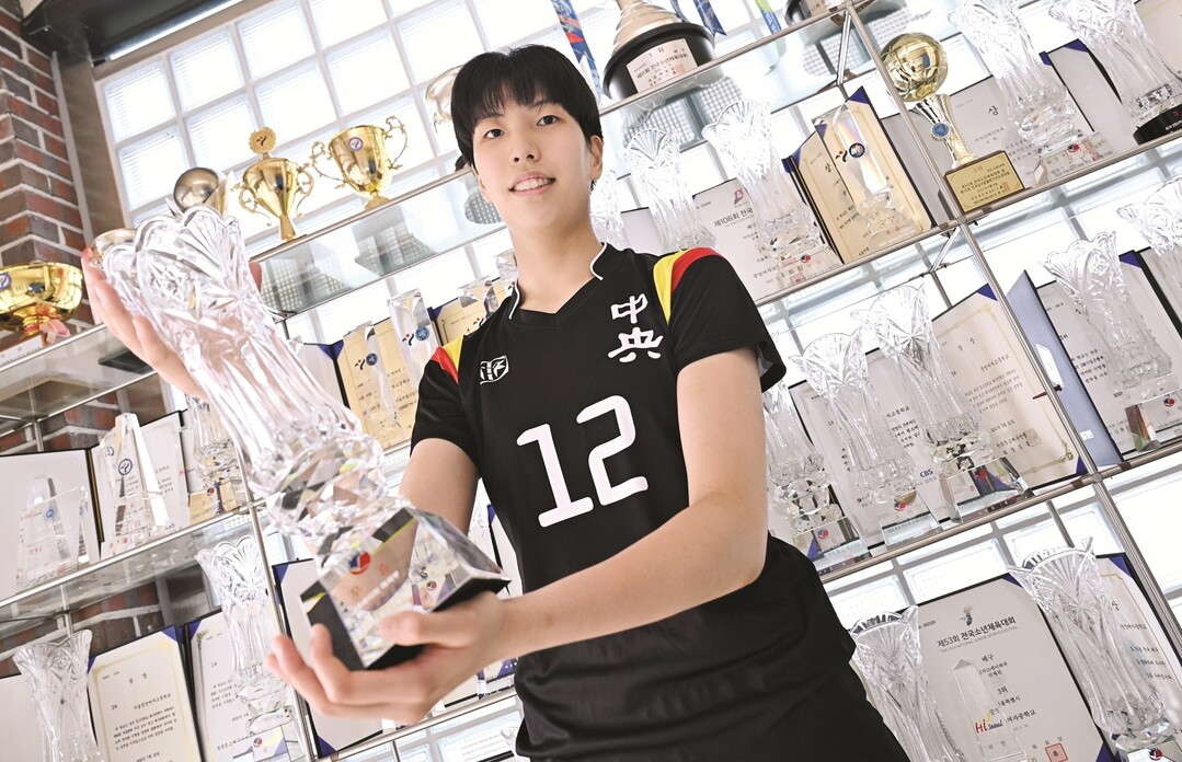‘주목’ 한국 여자배구 대형 유망주 등장, 중앙여고 193cm 미들블로커 박서윤