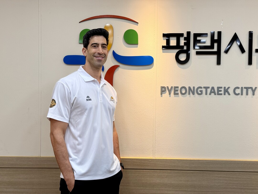 “더 강한 팀으로 만들겠다” KB 지휘봉 잡은 라미레스 감독, V1 바라본다