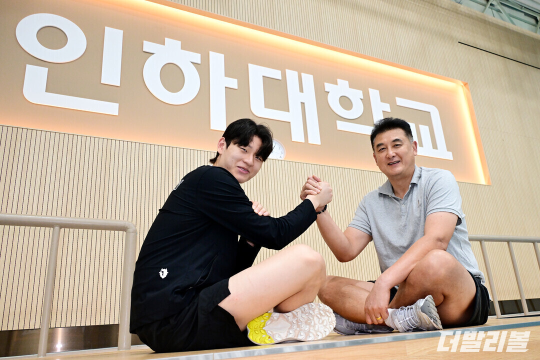 인하대 윤경(왼쪽)과 최천식 감독이 악수를 나누고 있다. /인하대학교=곽경훈 기자