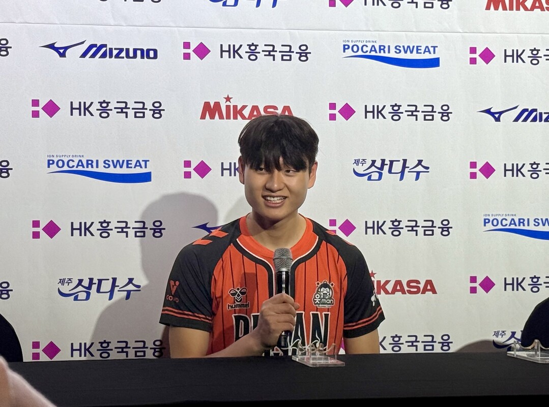 ‘읏맨’이 된 윤경 “스포츠를 사랑하시는 최윤 회장께서 계신 OK저축은행은 뛰고 싶었던 팀”